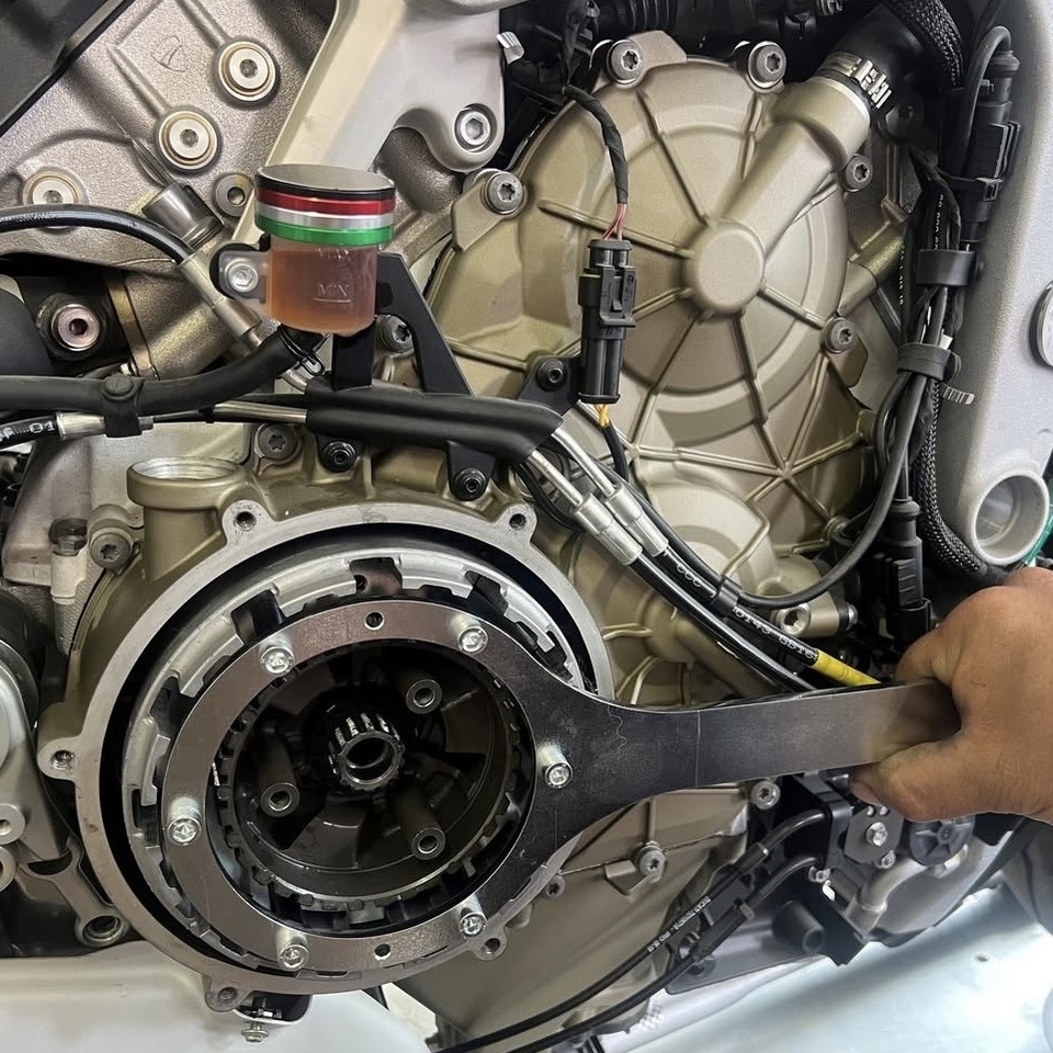 Chiave blocca frizione ad olio